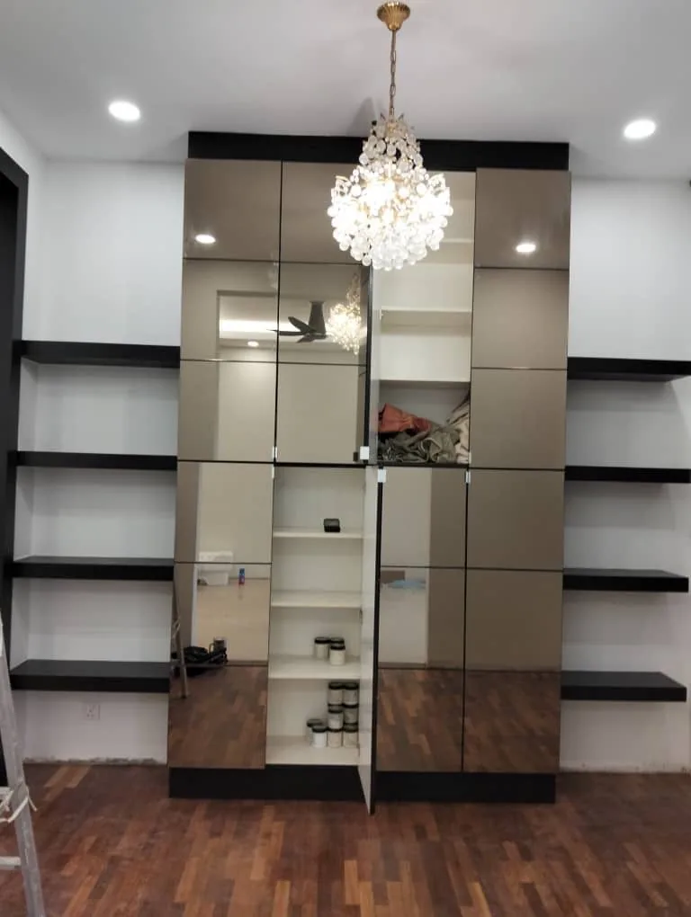 Mirrored display wall chandelier alt